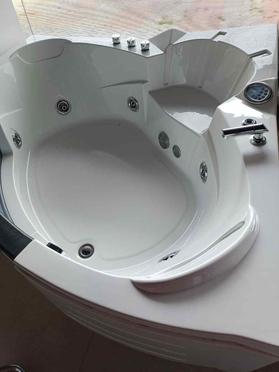 Jacuzzi or jetted tub